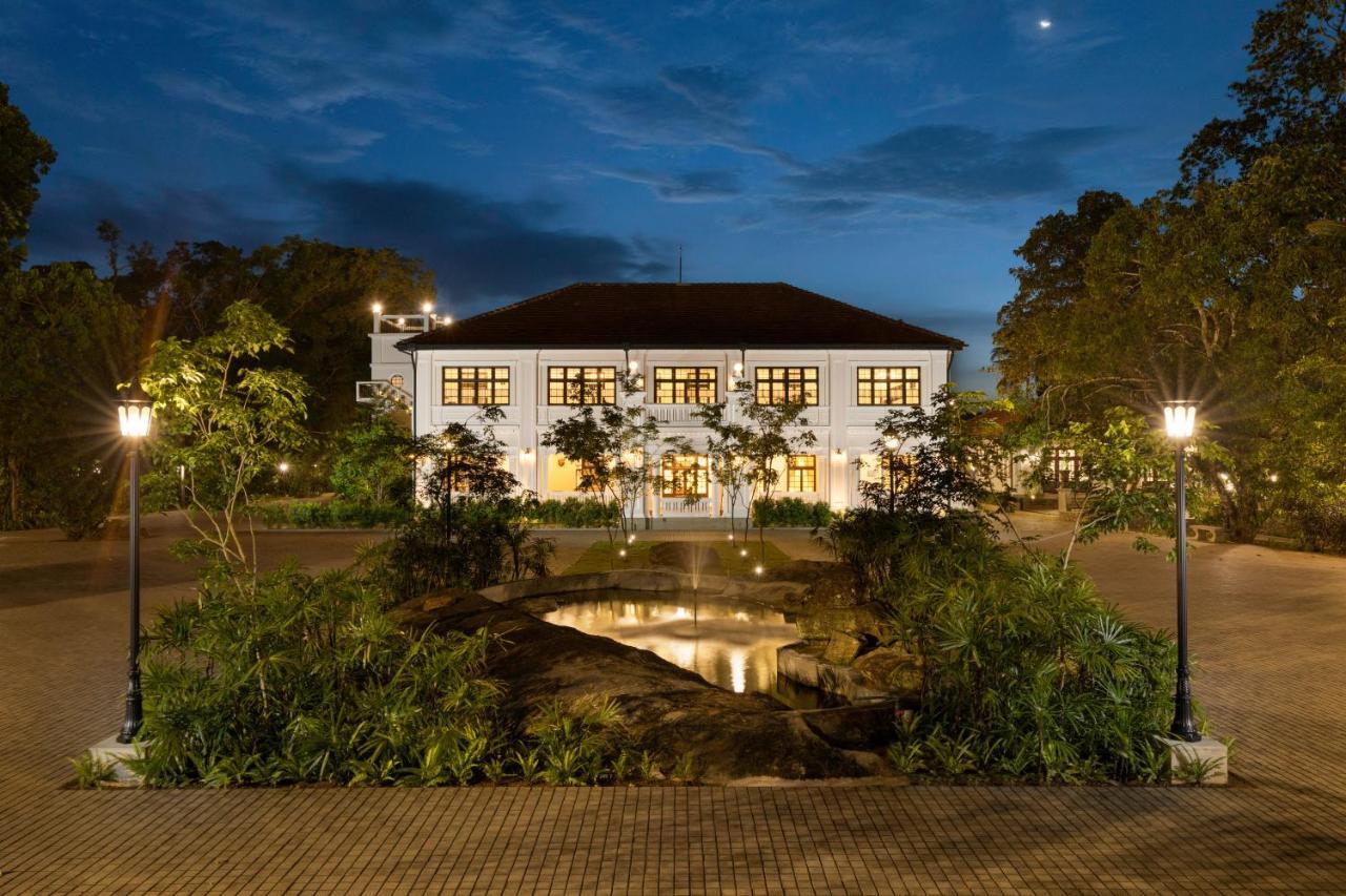 Hotel The Grand Walawwa Pinnawala  Esterno foto