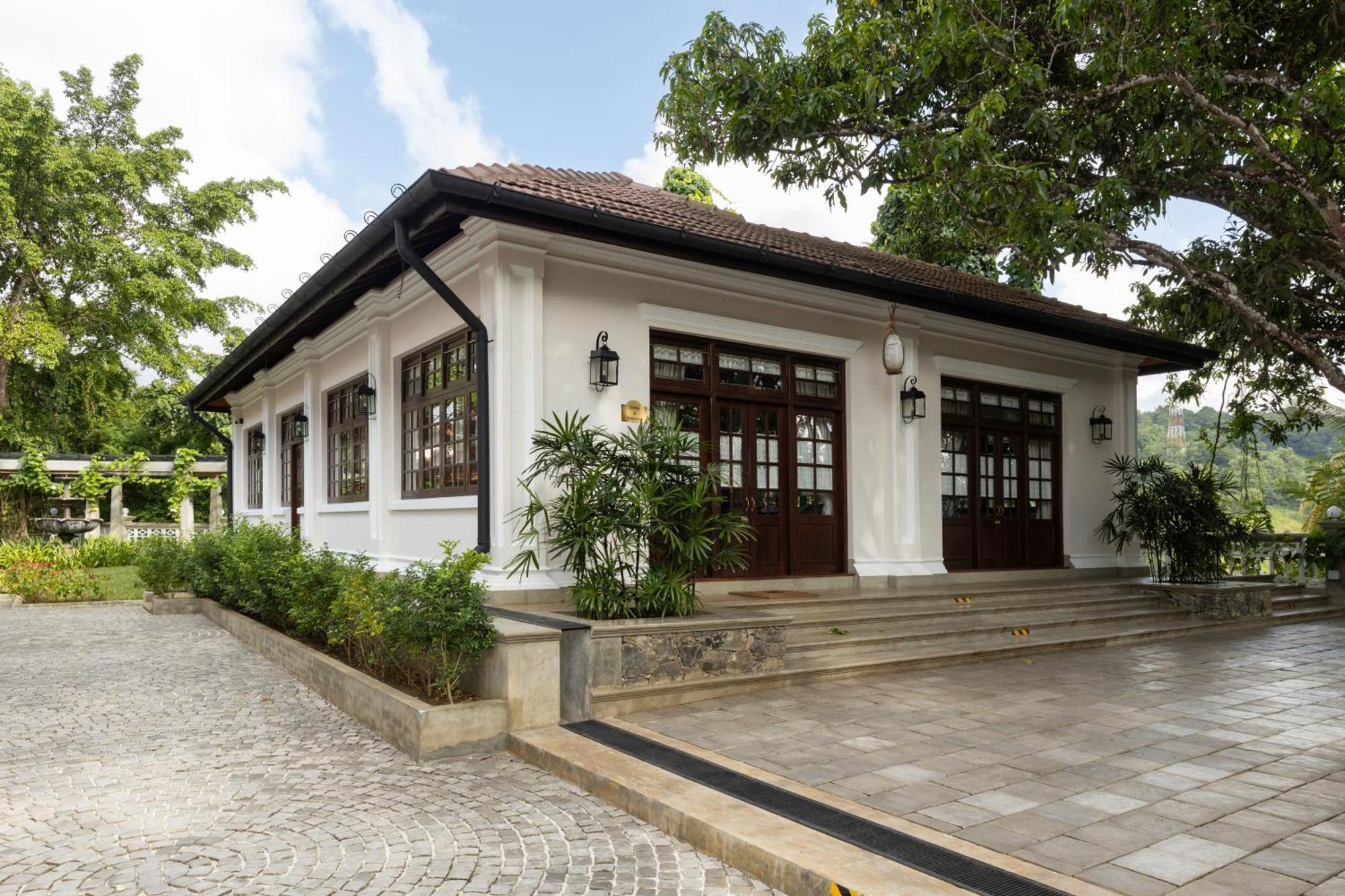 Hotel The Grand Walawwa Pinnawala  Esterno foto